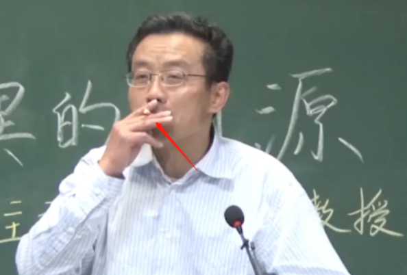 复旦教授上课吸烟不断，却备受学生追捧，宁可吸二手烟也要听课