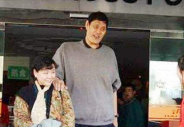 穆铁柱为什么不能去nba(2008年穆铁柱病逝，儿女都是正常身高，都没有继承父亲的事业)