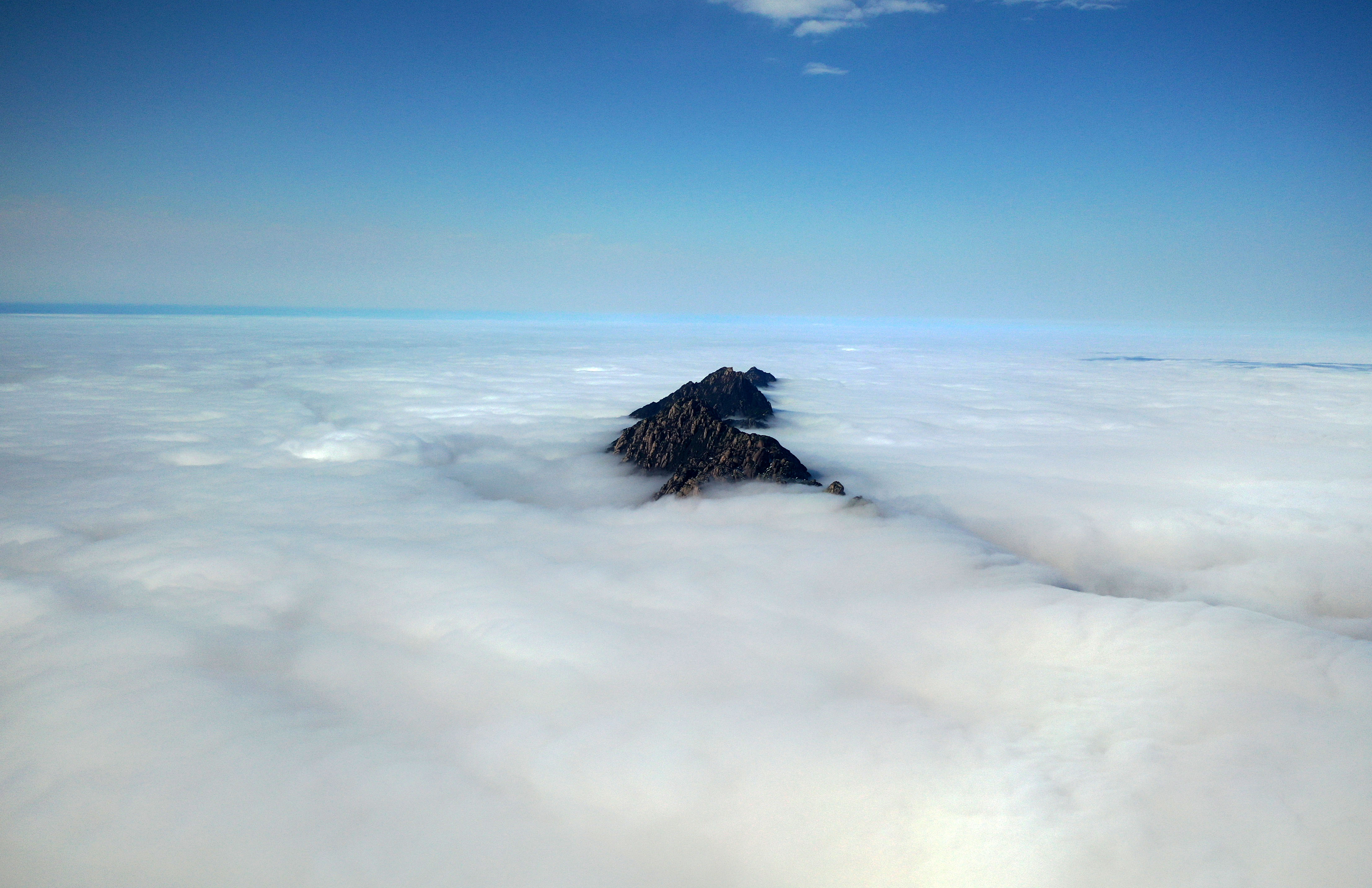 江西上饶：雾绕灵山 唯美仙境