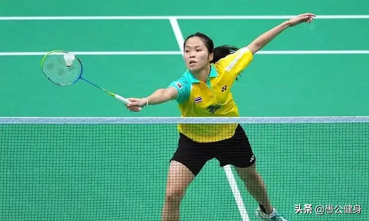 打羽毛球右手变粗怎么办（打羽毛球手臂会变粗吗？）-趣拿体育