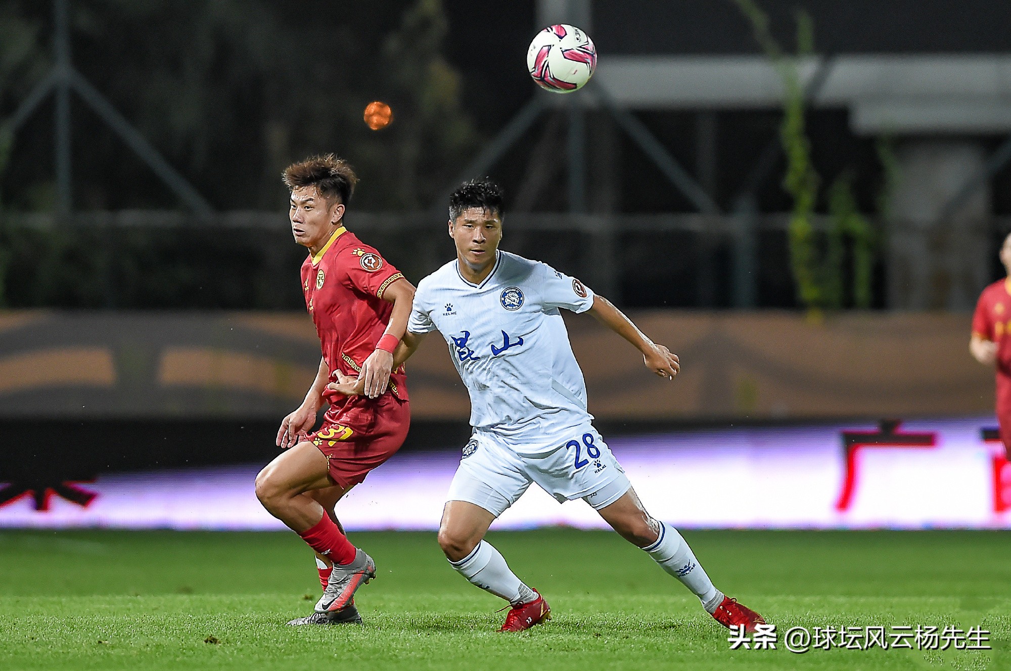 冯伯元梅开二度，昆山队6-2击败上海获得七连胜，重回中甲第一名