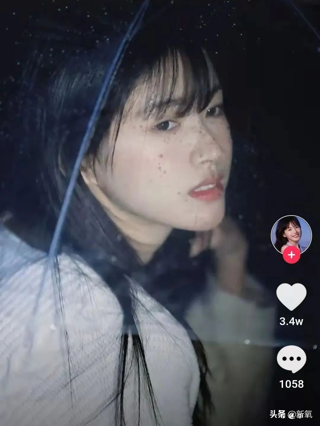 网红圈也出了个淡颜系美女！旧天台随便一拍她就火了？