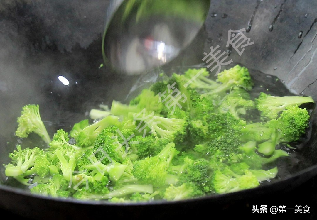 冬季天寒地冻，容易滑倒，推荐多吃这5种“高钙”食物，强筋健骨
