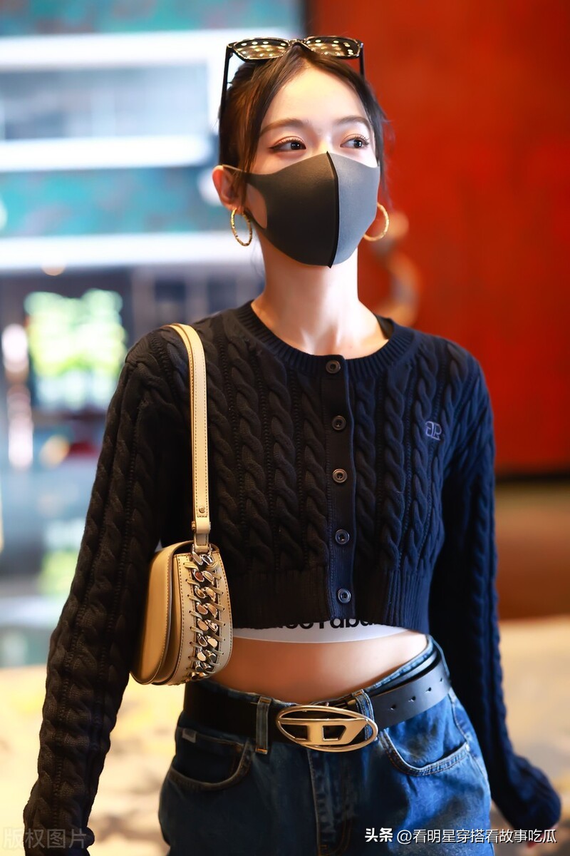 吴谨言身穿黑色短款毛衣搭配牛仔裤尽显好身材,精致妆容好气质