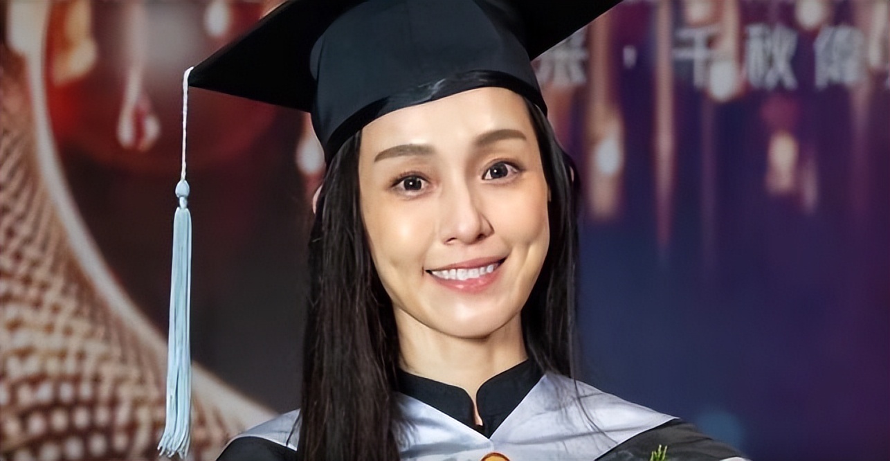 范玮琪拿到EMBA学位后激动落泪，仍旧无法走出哈佛社区大学的梗
