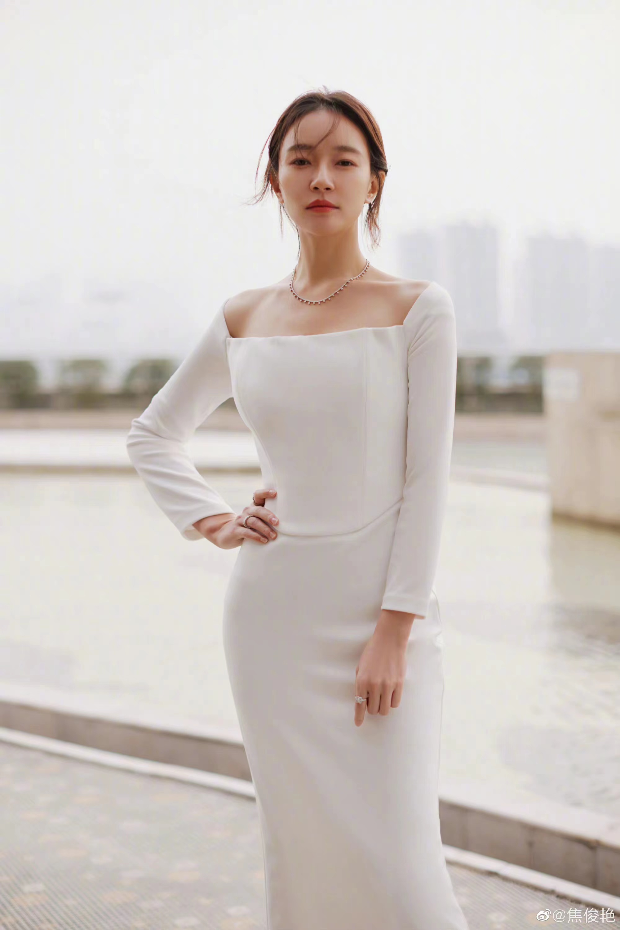 焦俊艳还晒出了她这次活动的写真美照,简直就是重重的美颜暴击.