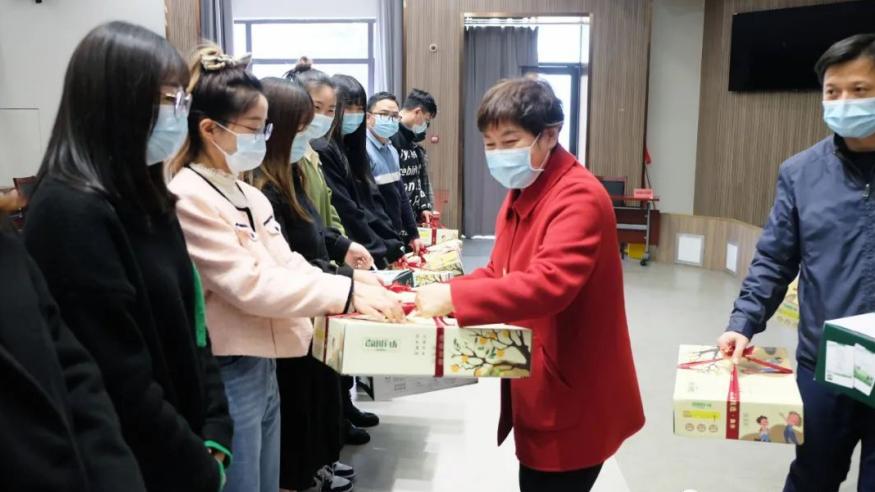 致敬防疫英雄！福气多公司等慰问慰问大云区域协查专班人员