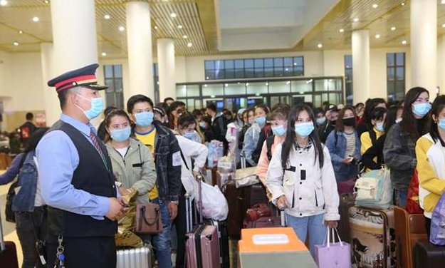 女大学生返校遇见室友，两两相望却相对无言，原因引起学生共鸣