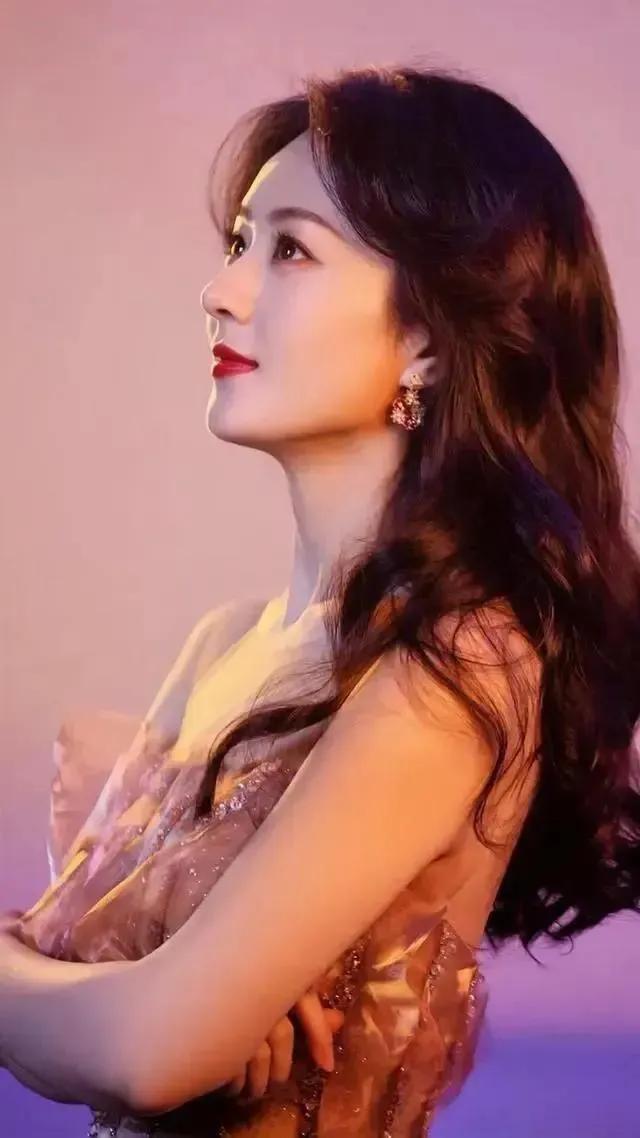 女星赵丽颖—巧笑嫣然，淡妆点缀，瓷肌红唇，漂亮的不像话