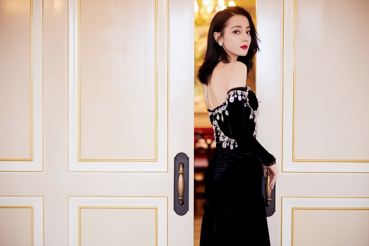 “定海神针”热巴真怕输!披战袍拍广告大片,戴珍珠项链有名媛范