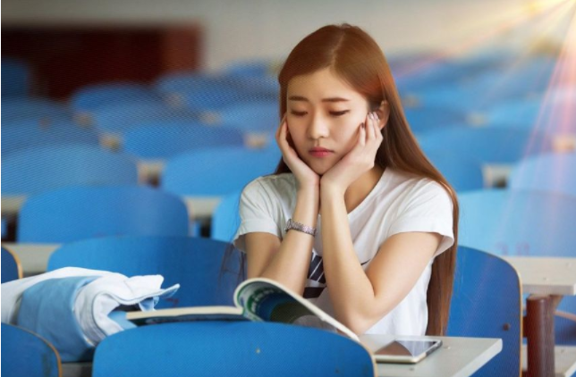 大学生迎来坏消息，多所高校学费上调，家长：上不起学了