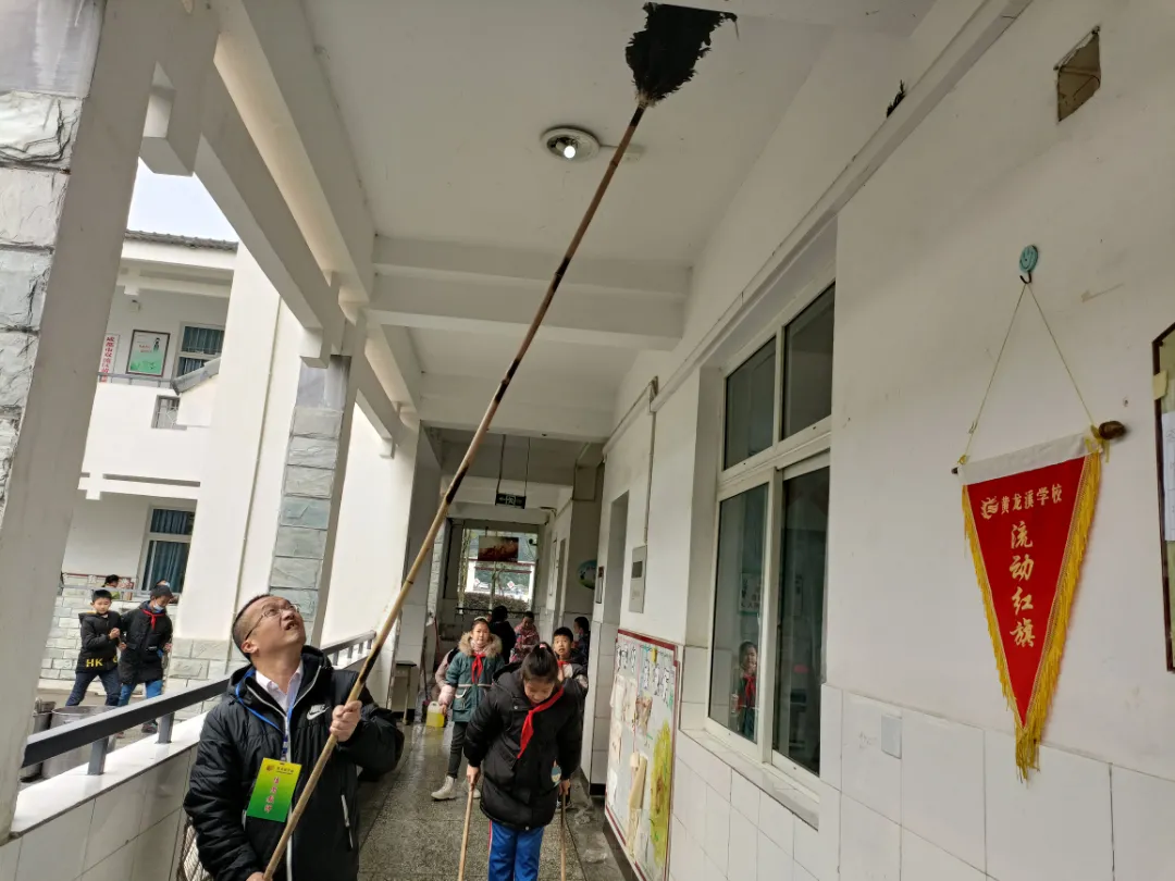 校园大扫除，生动的劳动教育课——黄龙溪学校开展劳动教育课程