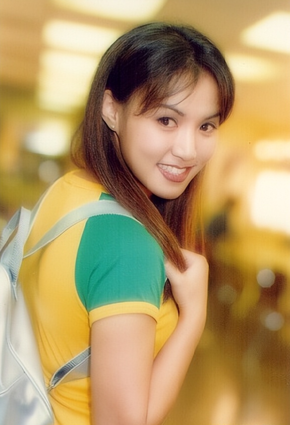 香港歌手黎瑞恩:人到中年离异,患癌,49岁独自抚养子女,没再婚