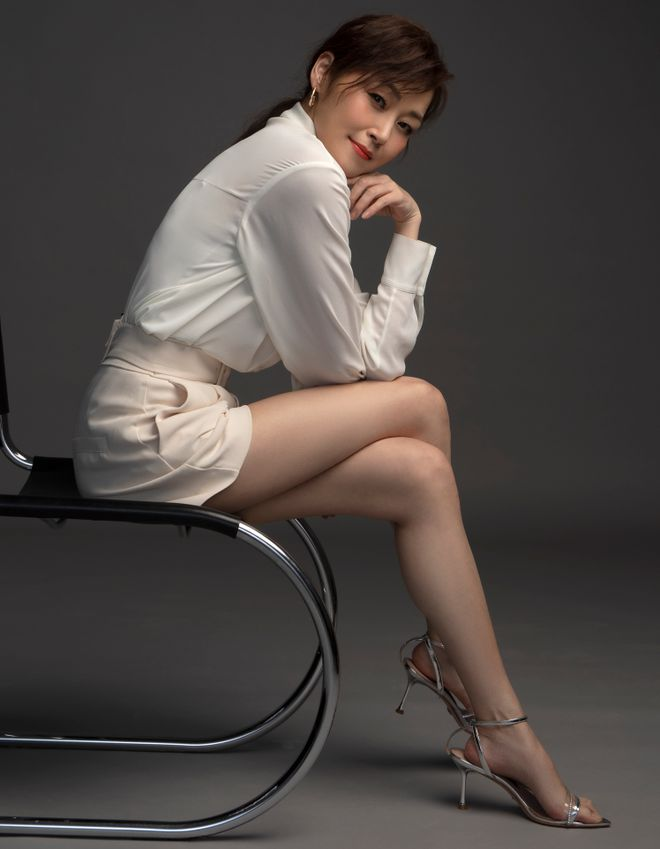 万绮雯脸大鼻梁低算不算大美人?看她和周慧敏合照就有答案