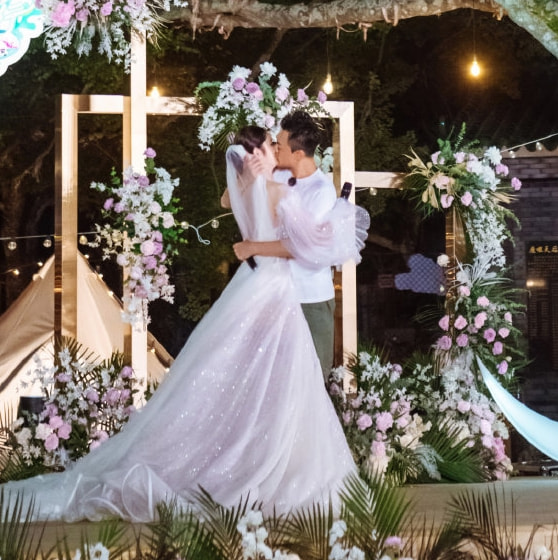 林峯带妻女出游，掌镜拍下张馨月和女儿温馨瞬间，一家三口好幸福