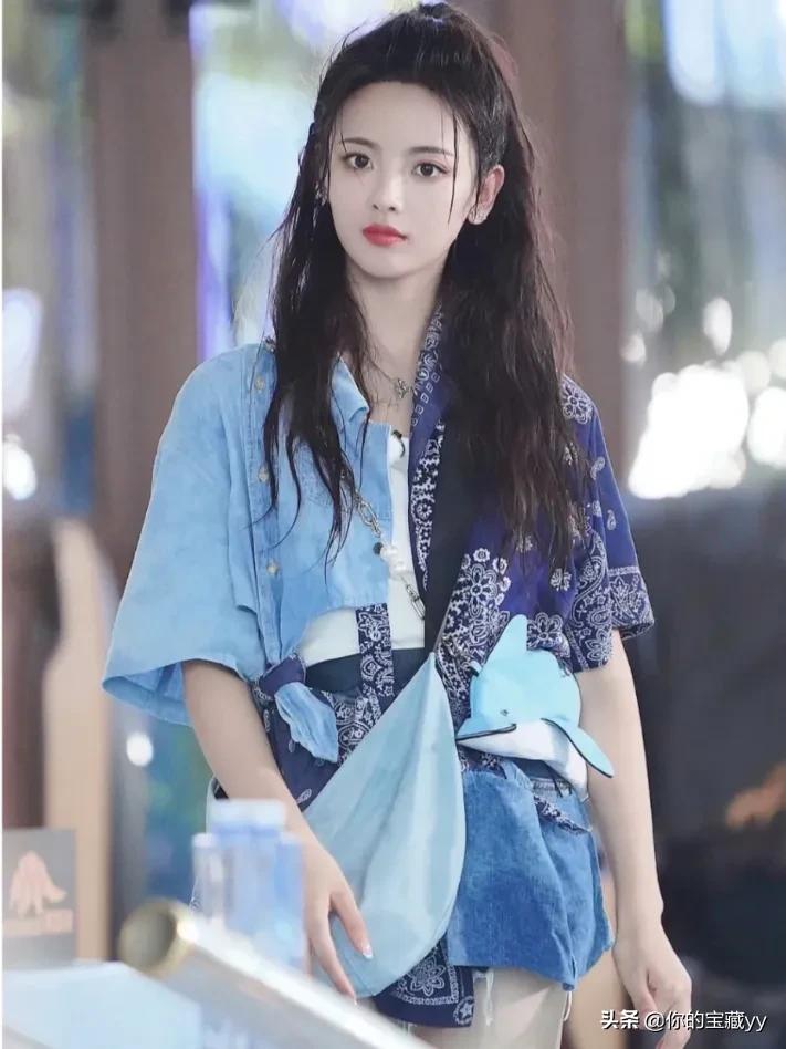 杨超越这两套穿搭好适合我们呀