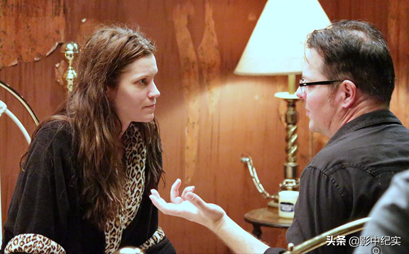 她被下药囚禁到地下室，当众多人性奴，报警后英国警方：你穿多少