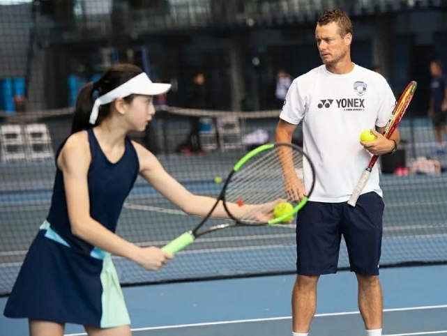 田亮夫妇带儿女露营，森碟和弟弟劈柴生火，干起活来一点不矫情​