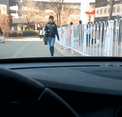 每次和老婆出门，都不敢大声叫老婆的名字！怕别人会瞧不起我
