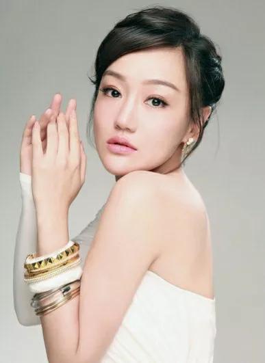 薛佳凝：气质甜美，温婉大方，优雅迷人
