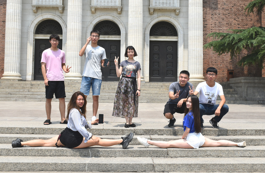 清华两位女研究生走红，美貌与实力并存，堪称现实版“南湘顾里”