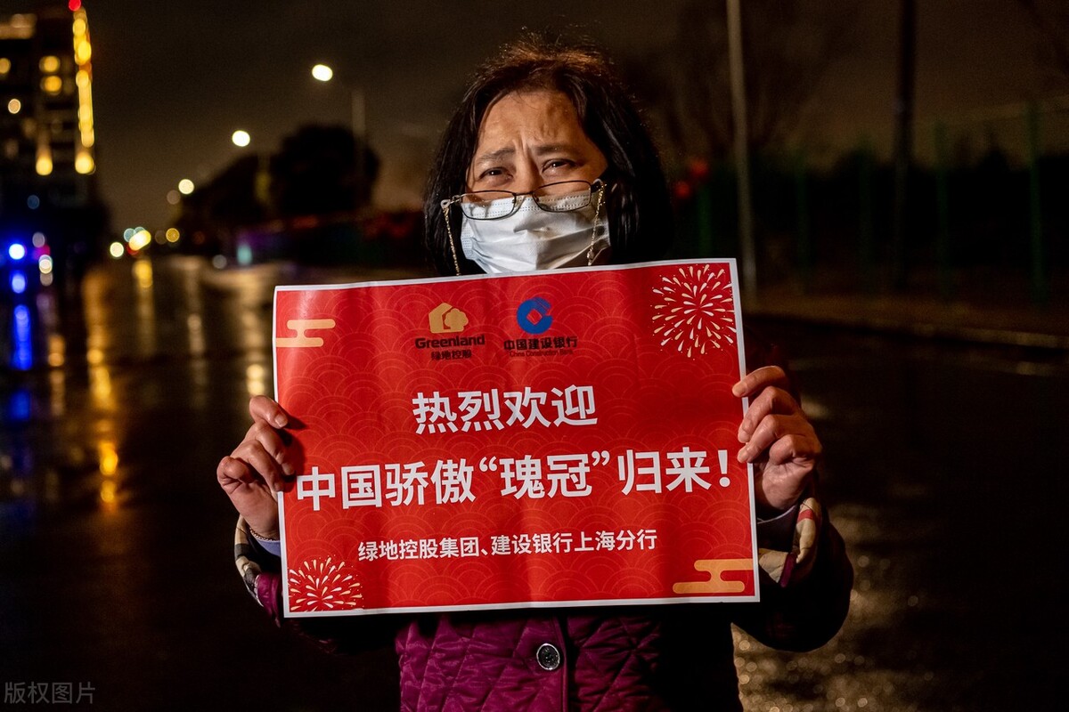 女足世界杯玫瑰花图片(中国女足今日上午抵达苏州隔离酒店：人手一束玫瑰欢迎姑娘到来)