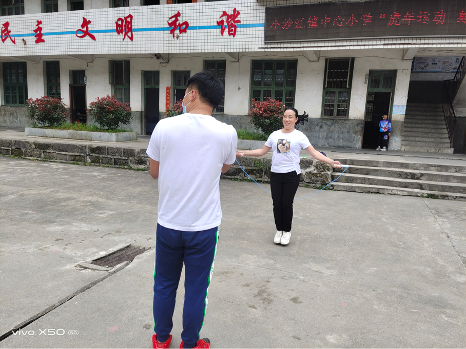 小沙江镇中心小学组织教职工“跳绳”比赛