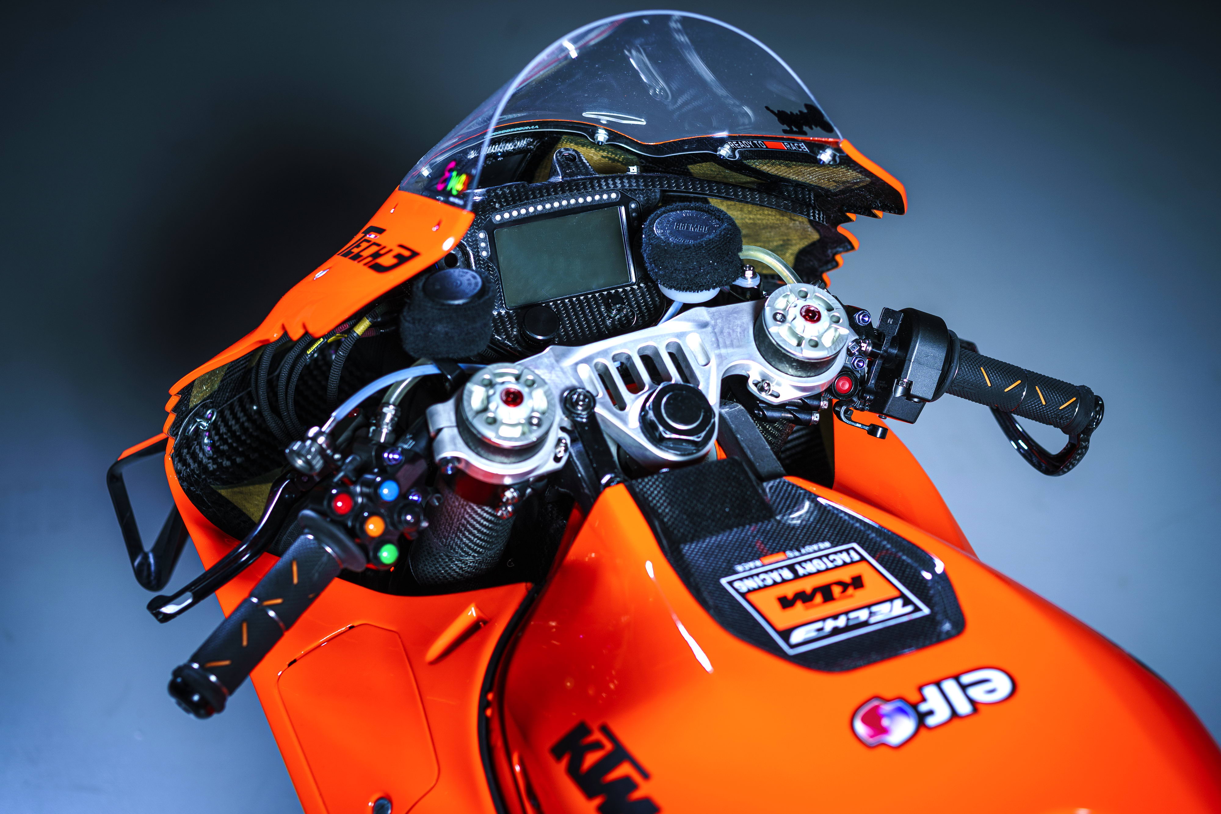 25号赛车手(MotoGP 2022：KTM MotoGP Tech3 车队的 RC16)