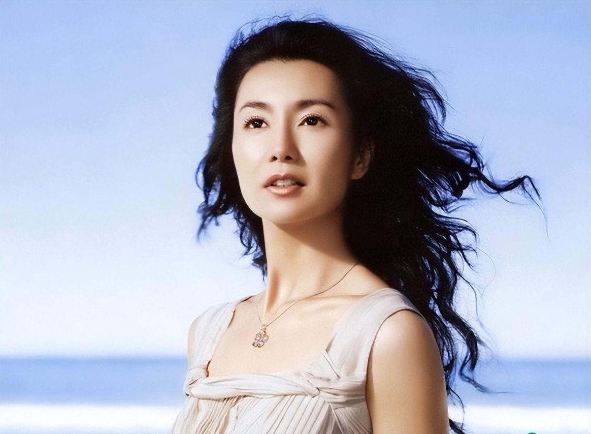 张曼玉和宋学祺的认识是一次偶然,在飞机上两人一见钟情,后加了联系