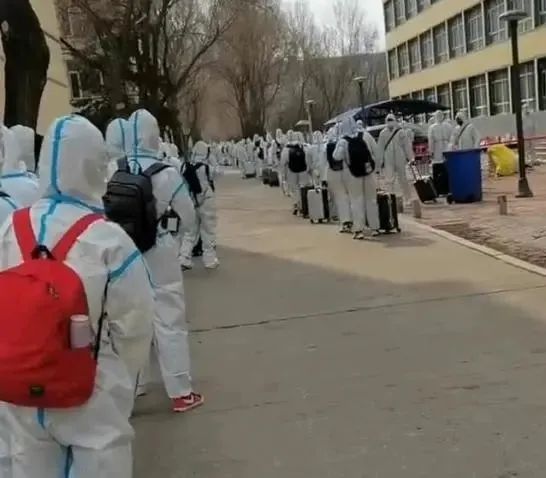 近7000师生转运，市长被免职，高烧没药，苦等6小时没车