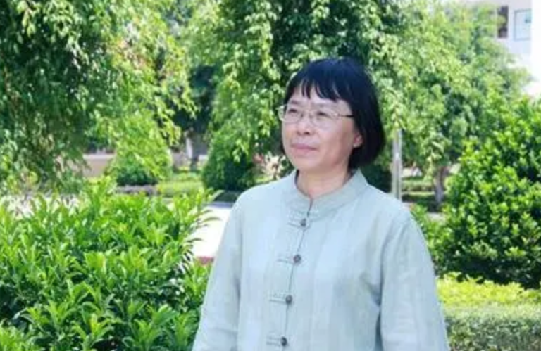 拼命三娘张桂梅校长感动身边人，领导：我们决不能捧着骨灰宣传您