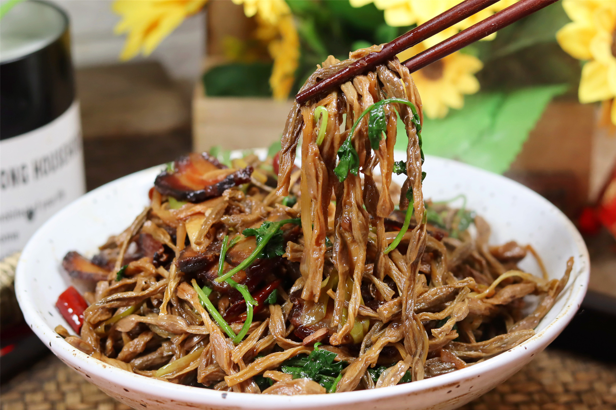 吃乾豆角，要記住“先油後水”，熟得快還軟乎，味道香入味好吃