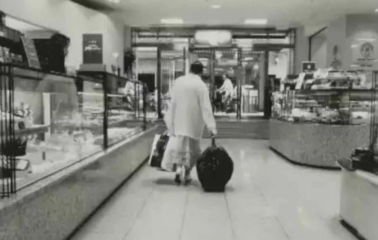 日本烟花女子74岁高龄仍站街，60年不间断拉客，却备受日本人尊重