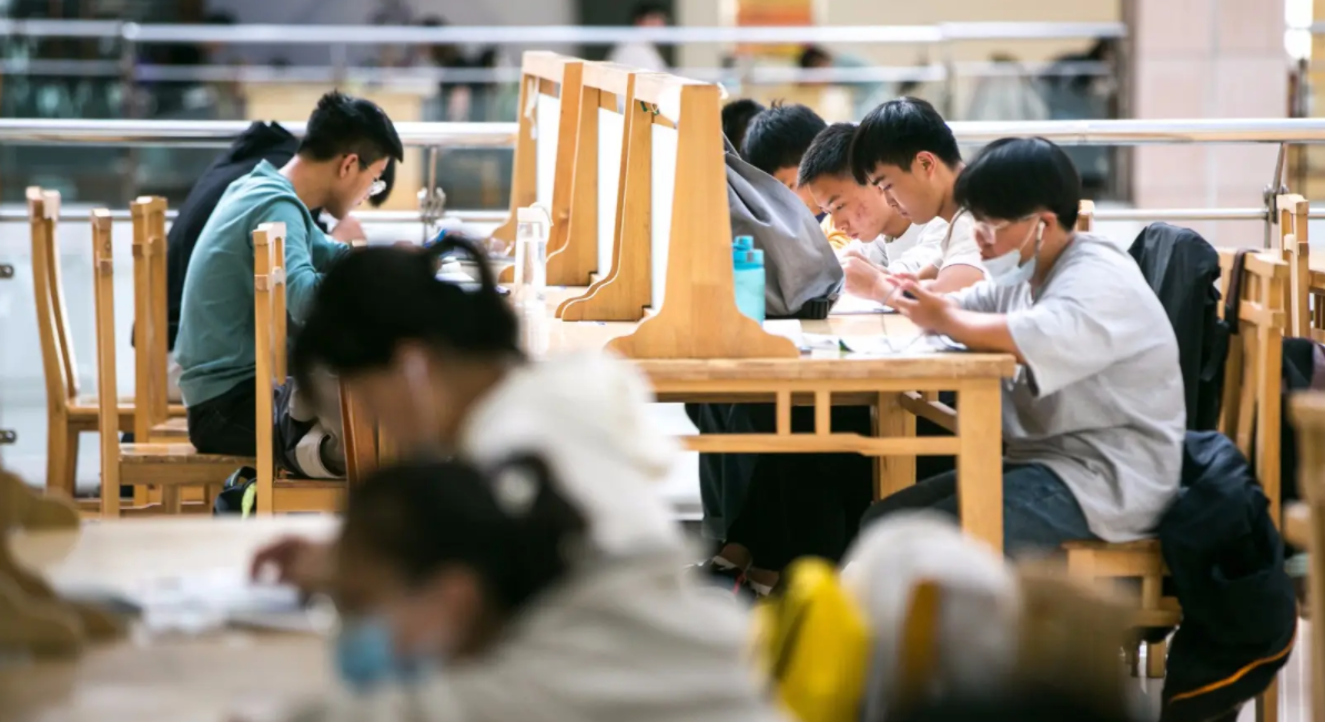 高考成绩出来之后，文科生报考什么专业好，这些专业就业前景好