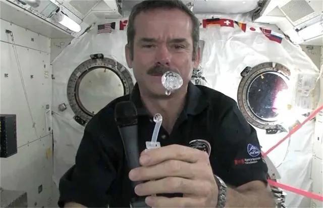 杯中的水为什么没有飘洒出来，是不是附着在帮忙？