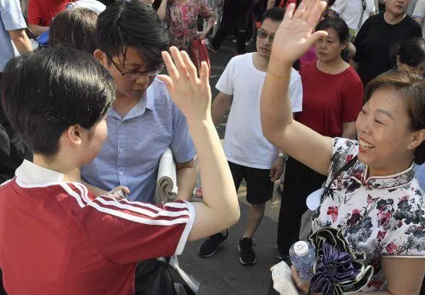 中考和高考当天，父母该不该“全程陪考”？大四学姐说出实话