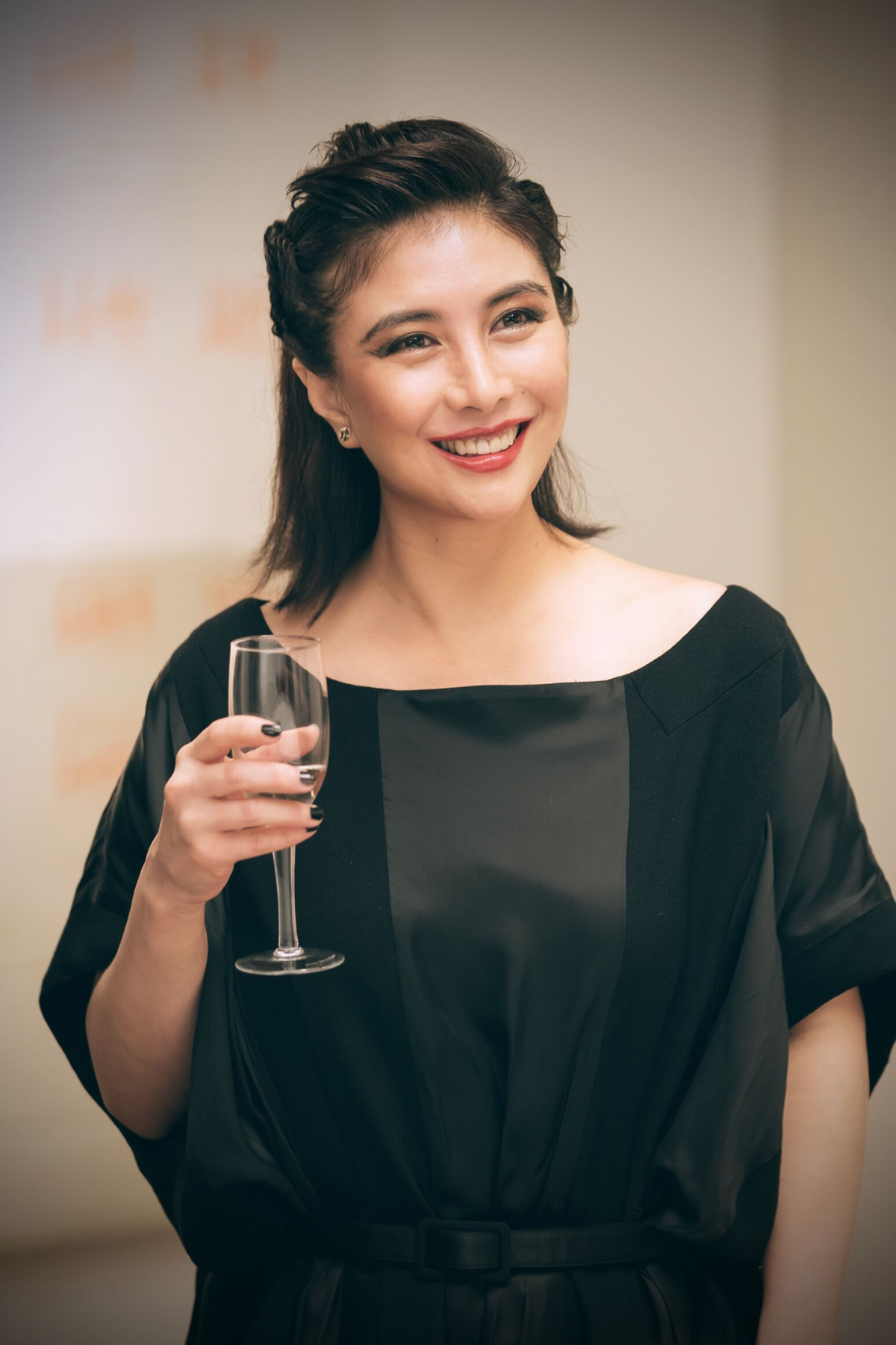 二太去世后何超仪首露面，戴仨金手镯满腰赘肉抢眼，老公一脸沧桑