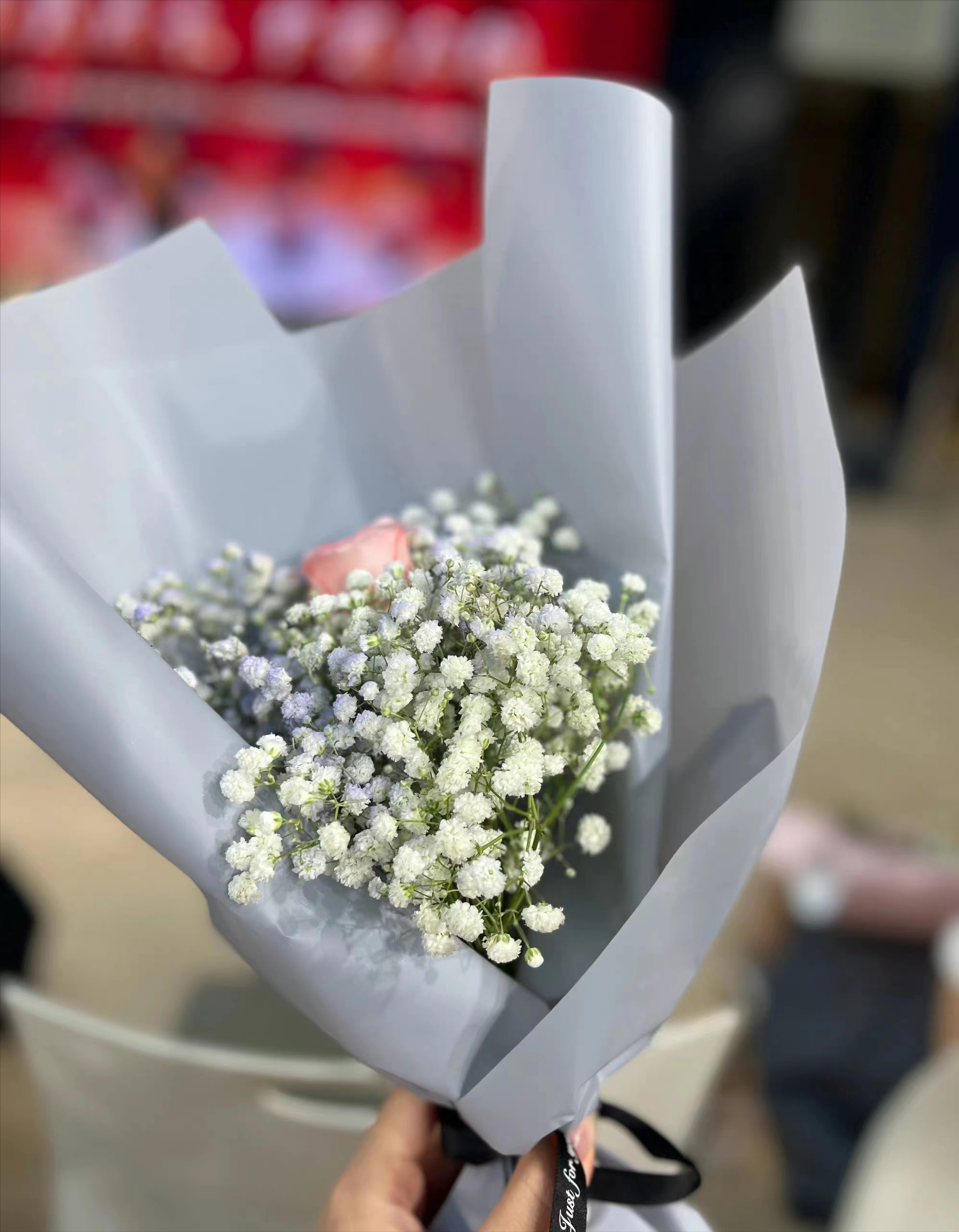 杨鸣妻子个人资料（杨鸣与妻子专属浪漫！气质型妻子手捧鲜花，儿子坐在球场，很温馨）