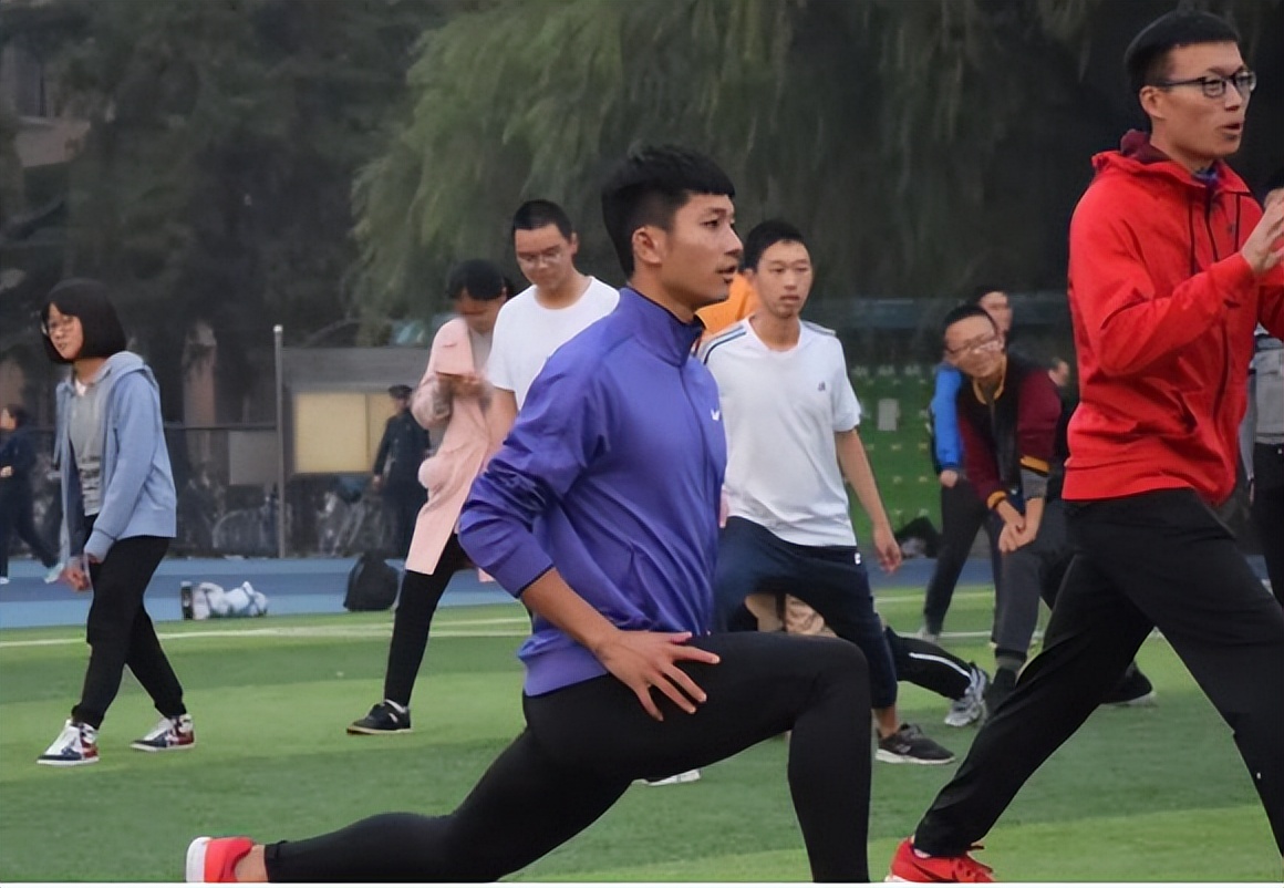 体育生集体“打疫苗”火了，画面十分养眼，让医护人员都心动不已