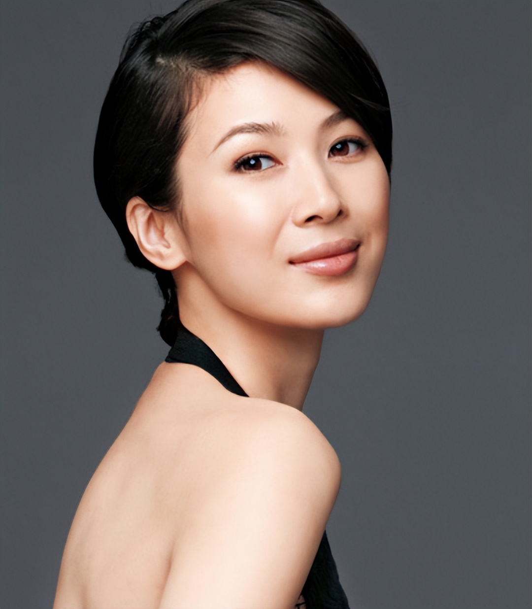 还记得亮剑中护士田雨吗?2012年嫁富豪,却受老公连累沦为老赖