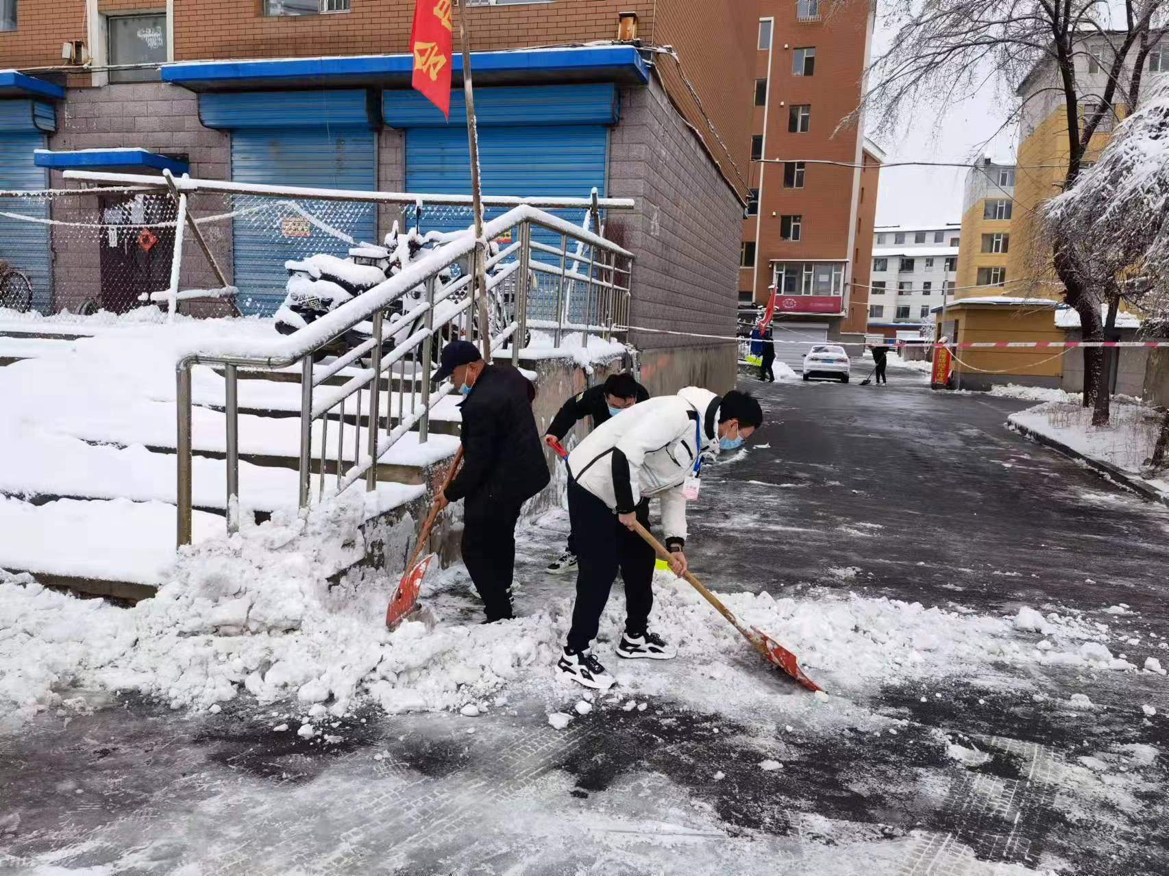 风雪中坚守岗位 志愿者尽职尽责