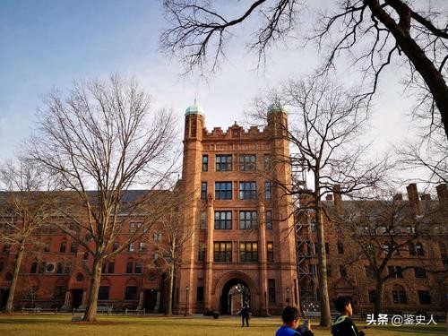 河南小伙，草根出身，如今掌管5000亿财富，曾帮过刘强东和马化腾