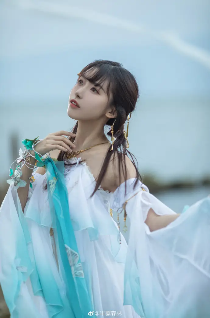 井川里予成虎牙一姐了？玩游戏太菜遭网友怒喷：你只适合买热搜