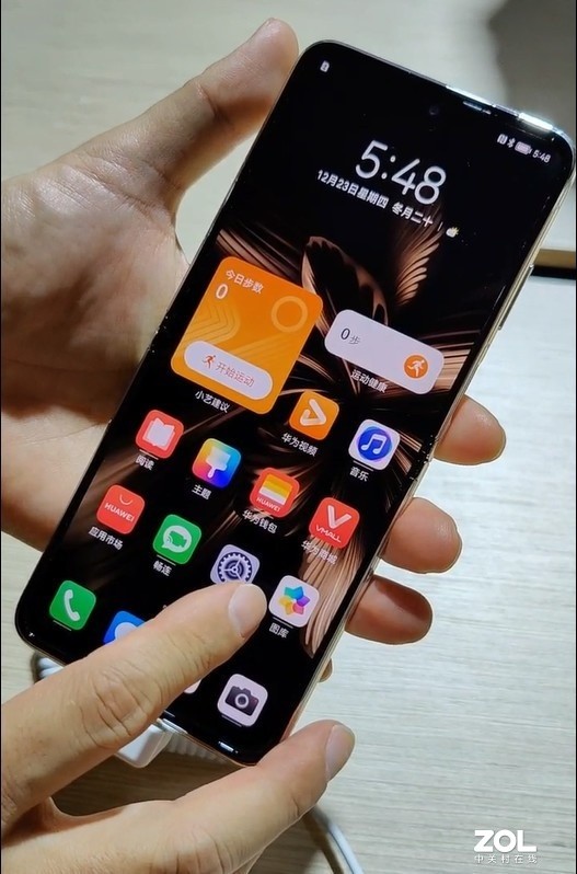 华为P50 Pocket上手体验：打造“化妆盒”的天花板