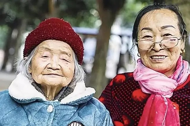 未婚夫战场牺牲，她带准婆婆出嫁，不离不弃奉养“妈妈”40年