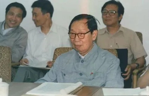 1937年，一乞丐怀抱