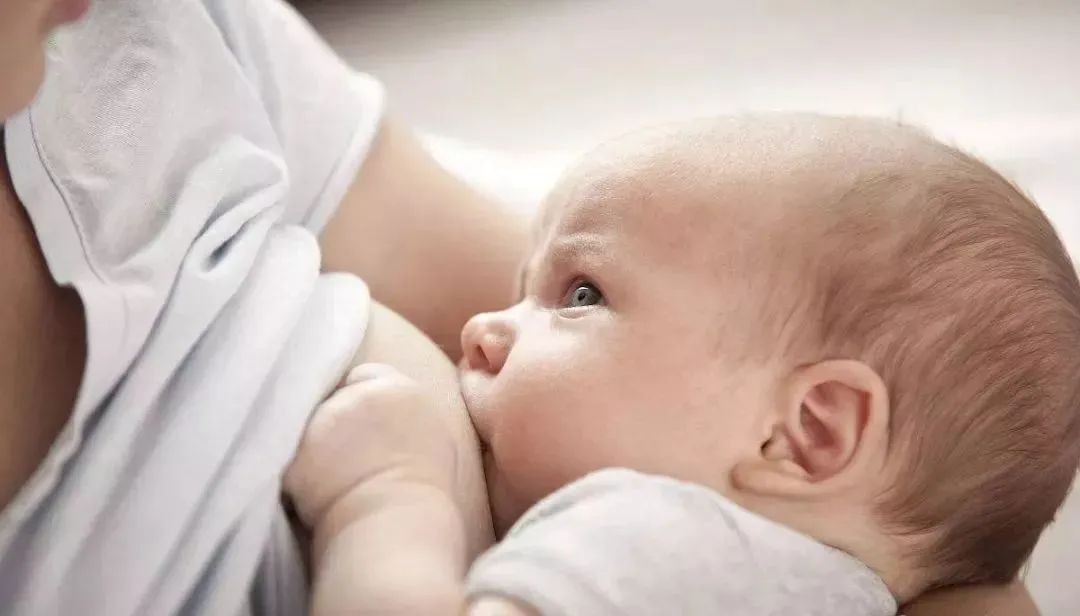 「家家母婴」宝宝每天吃几次奶？每次多少量？怎么判断是否吃饱？