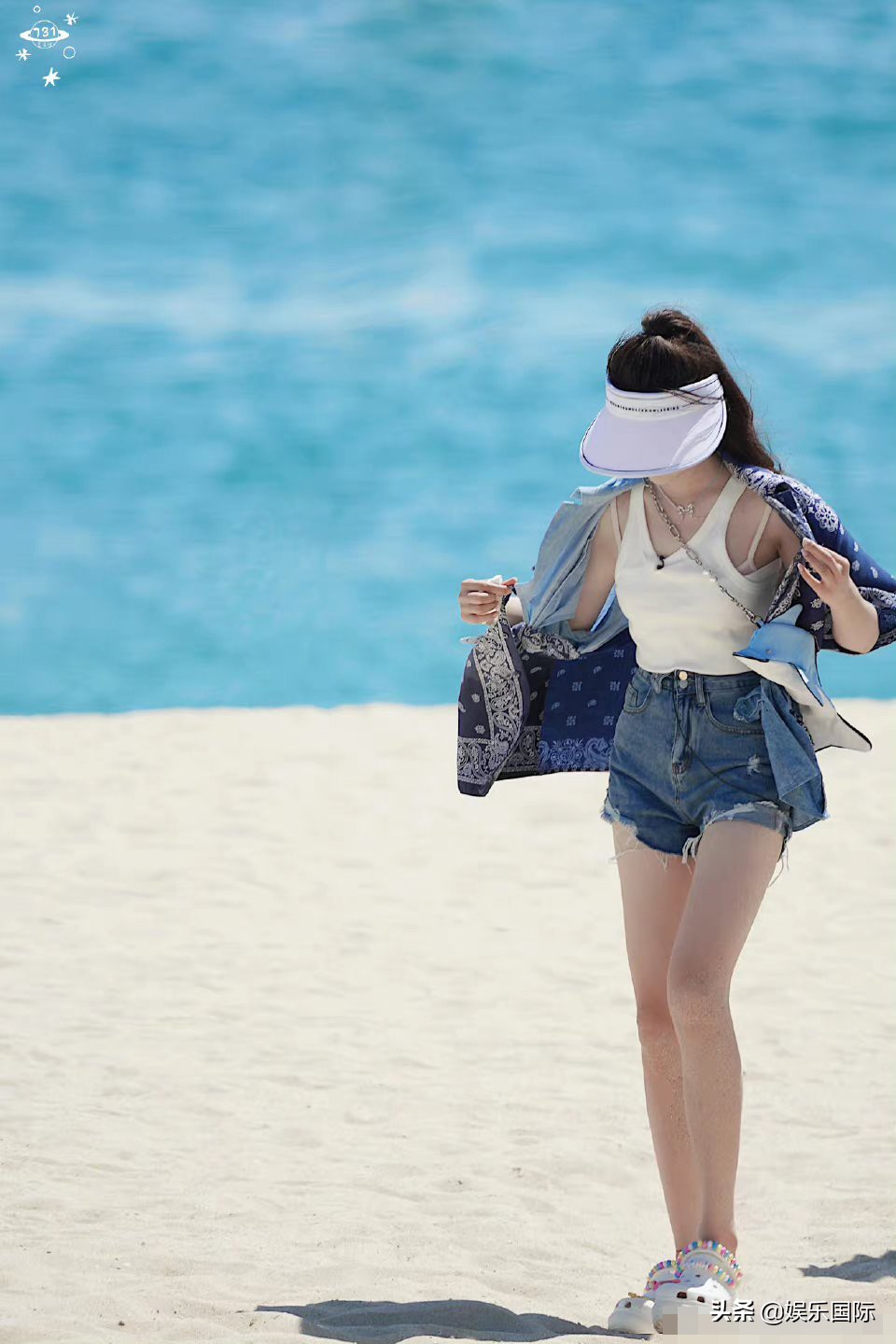 杨超越海边照曝光 装扮清凉甜美可人