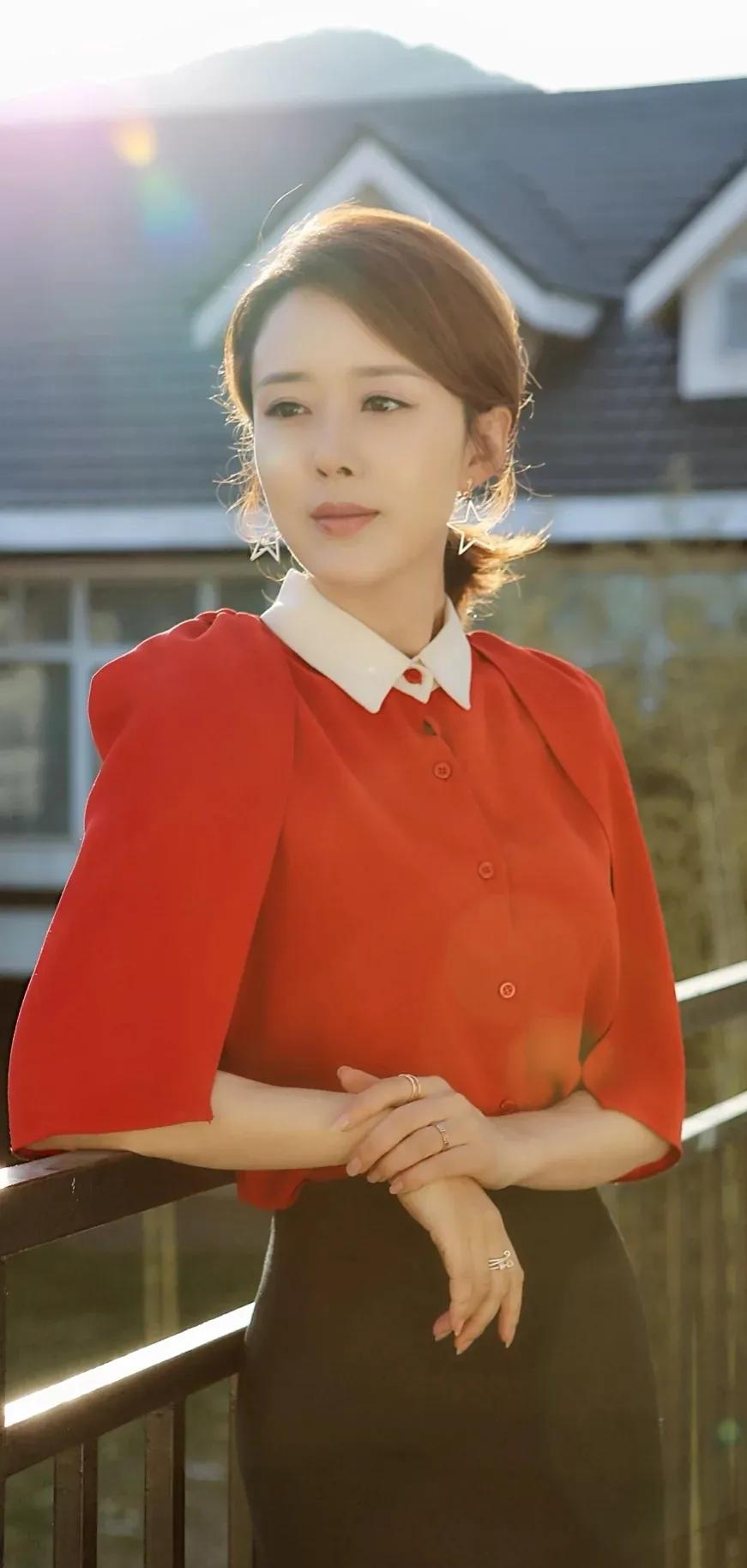 颜丹晨温柔对自己，打败时间，时尚又有女人味的美图合集