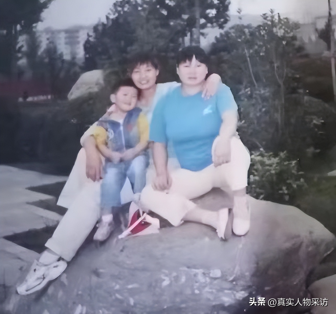 我离婚后独自带娃，女儿4岁托给邻居照顾，晚上去厕所，人间蒸发